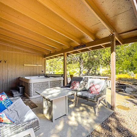 Peaceful Strawberry Cabin Fire Pit And Hot Tub Pine Экстерьер фото